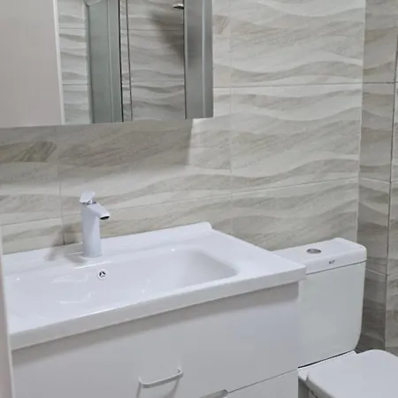 Spacious And A Balcony 2 Min From The Durrës