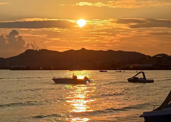 Spacious And A Balcony 2 Min From The 公寓